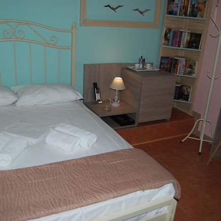 Luxury Traditional Room The Small Bookstore Kastro-Kyllini Exterior photo