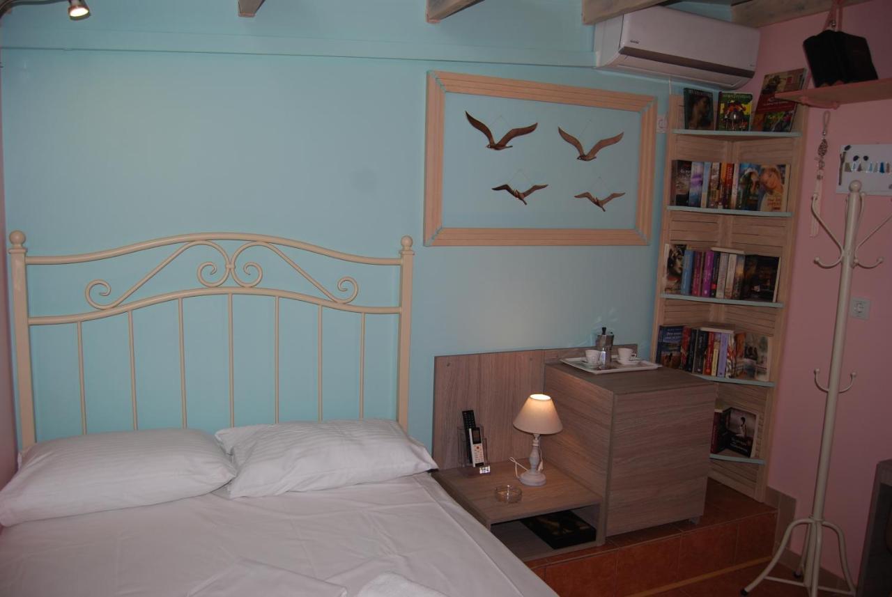 Luxury Traditional Room The Small Bookstore Kastro-Kyllini Exterior photo