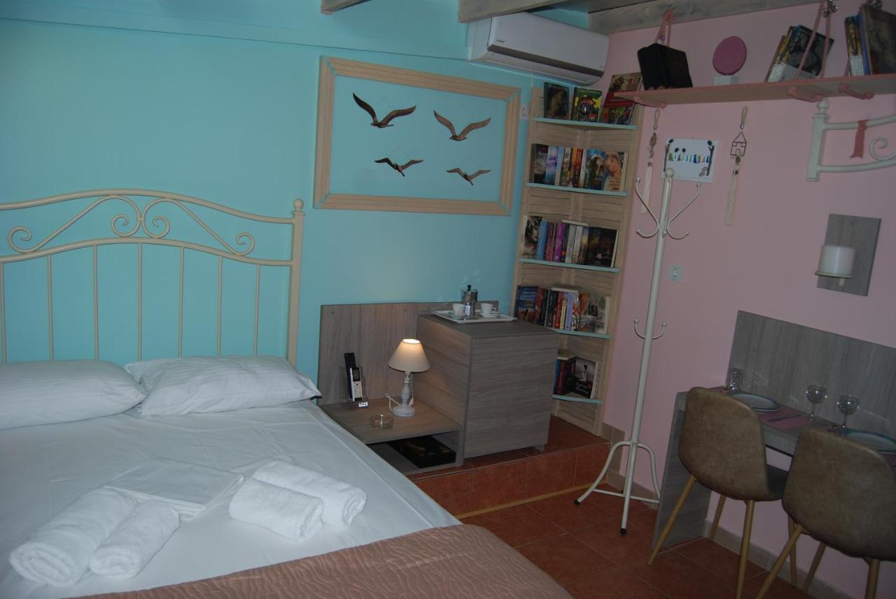 Luxury Traditional Room The Small Bookstore Kastro-Kyllini Exterior photo