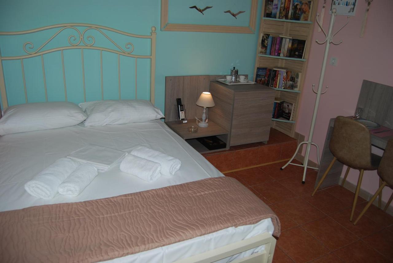 Luxury Traditional Room The Small Bookstore Kastro-Kyllini Exterior photo
